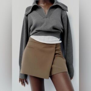 High waited skort with front false pockets.